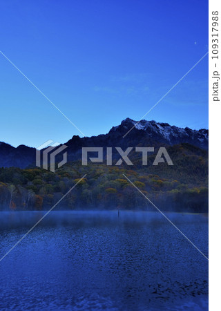 錦秋の鏡池の写真素材 - PIXTA