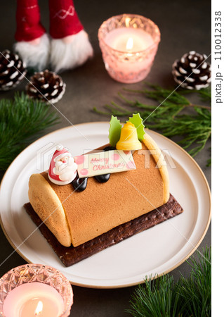 ブッシュドノエル クリスマスケーキ スイーツ ろうそくの写真素材 - PIXTA