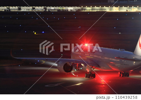 滑走路 誘導灯 着陸灯 夜景の写真素材 - PIXTA