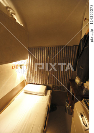 寝台 ブルートレイン 寝台列車 カーテンの写真素材 - PIXTA