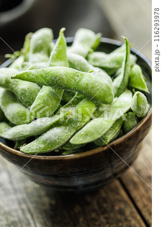 Green edamame pods. Fresh soybeans in bowl onの写真素材