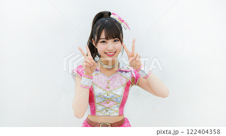 ピースサイン 女性 人物 モデルの写真素材 - PIXTA