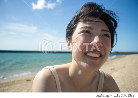 女性 海 笑顔の写真素材 - PIXTA