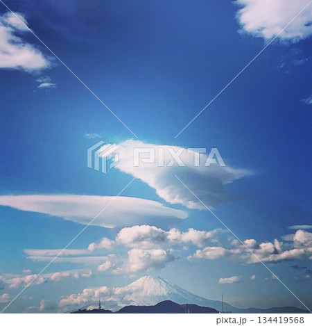 吊るし雲 レンズ雲 空 雲の写真素材 - PIXTA