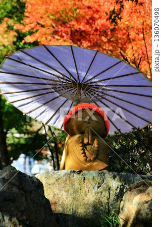 紅葉 秋 お地蔵さん 地蔵の写真素材 - PIXTA