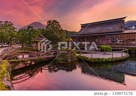 夕焼け 夕日 夕暮れ 湖の写真素材 - PIXTA
